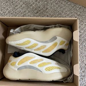 Yeezy 700 v3 kids safflo